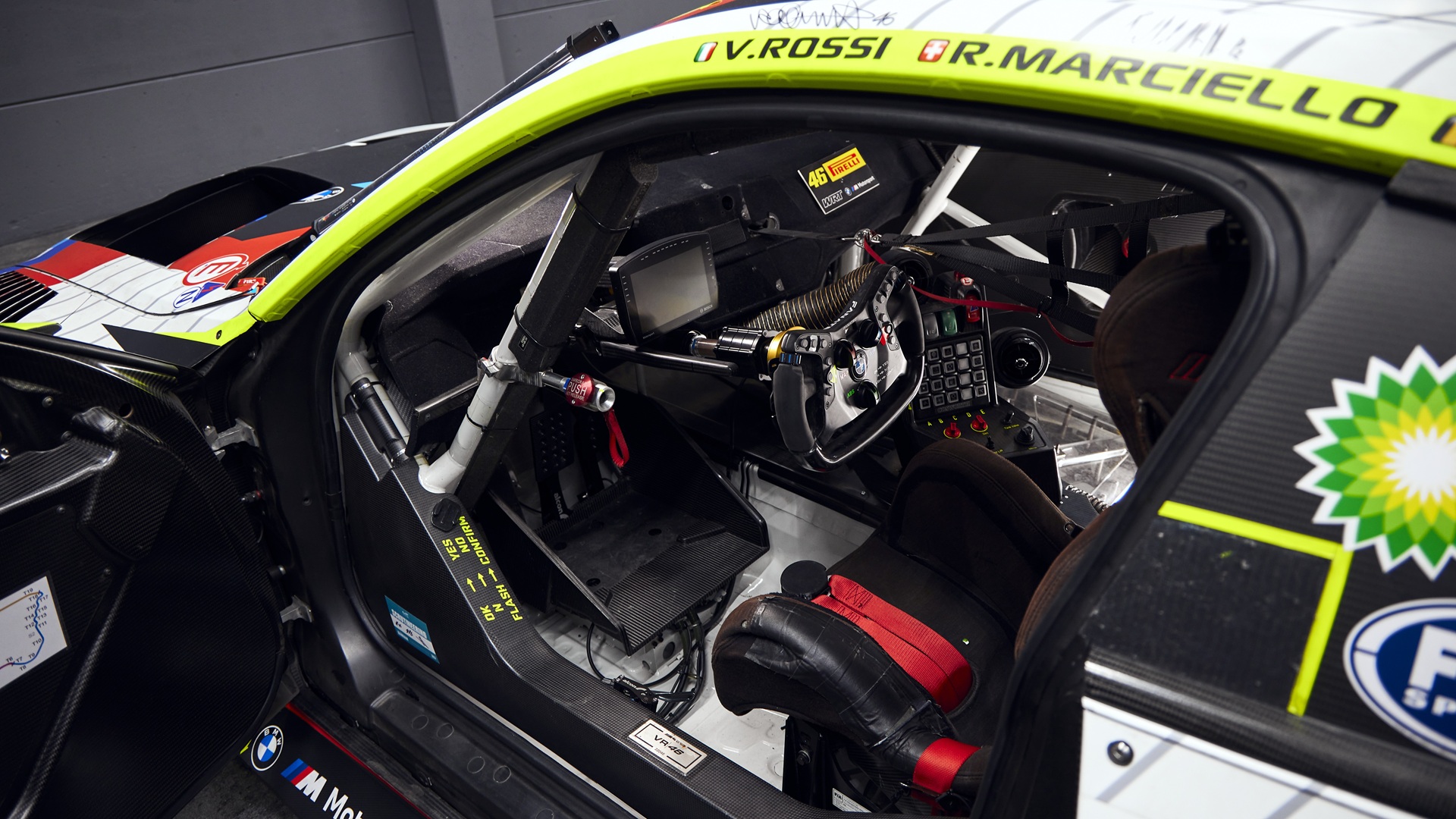 Cockpit von Valentino Rossis #46 BMW M4 GT3.