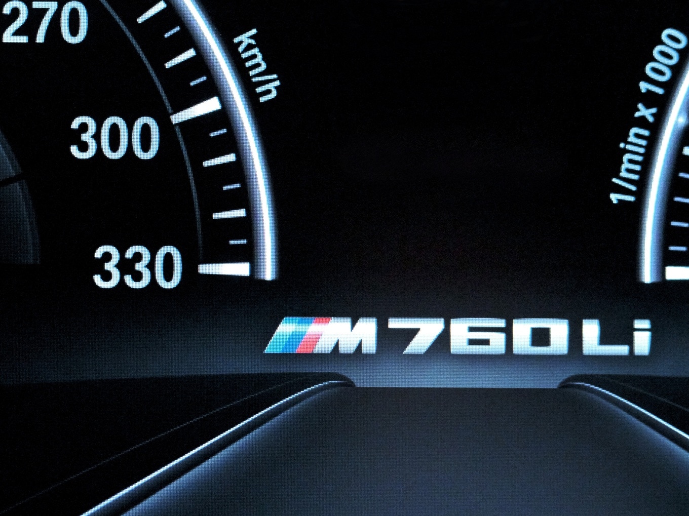 Instrumente des BMW M760Li xDrive G12 mit M760Li-Schriftzug