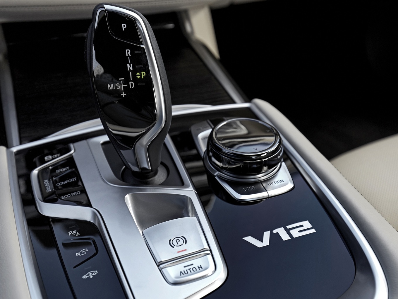 Schalthebel des BMW M760Li xDrive G12 auf Mittelkonsole mit V12-Schriftzug.