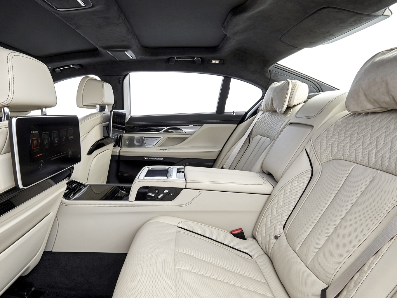 Fondbereich des MW M760Li xDrive G12 mit weißen Lederbezügen.