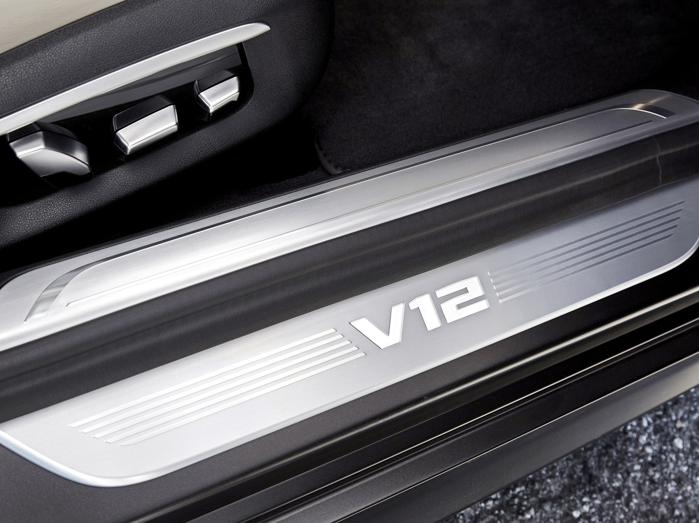 Türleisten des BMW M760Li xDrive G12 mit V12-Schriftzug