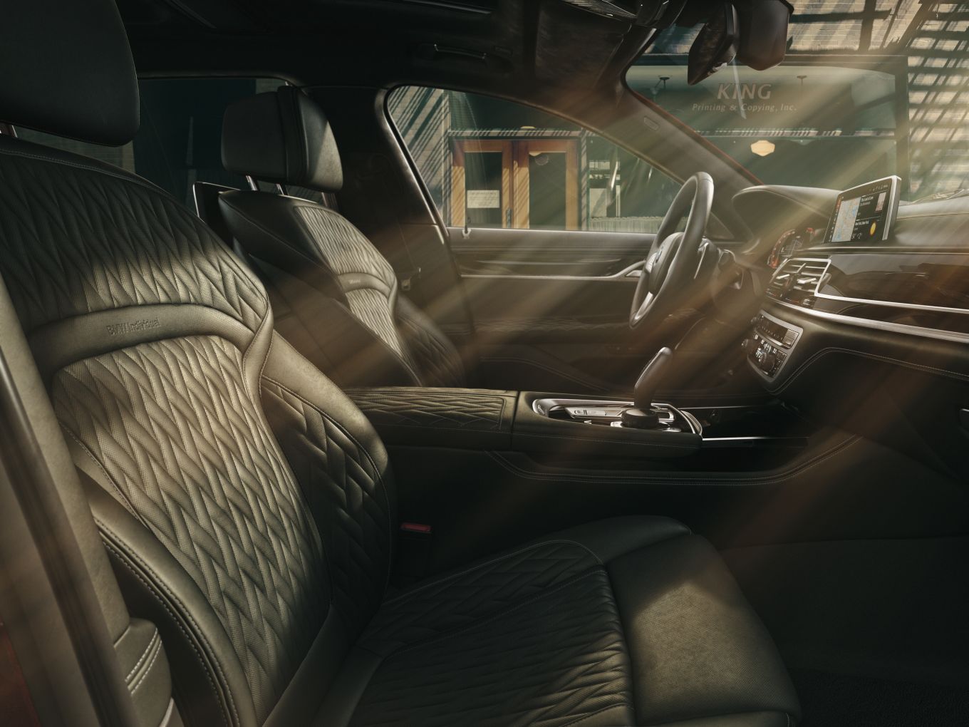 Das neue Interieur vom BMW M760Li xDrive Modell-Update mit Sitzen in gestepptem Nappaleder.