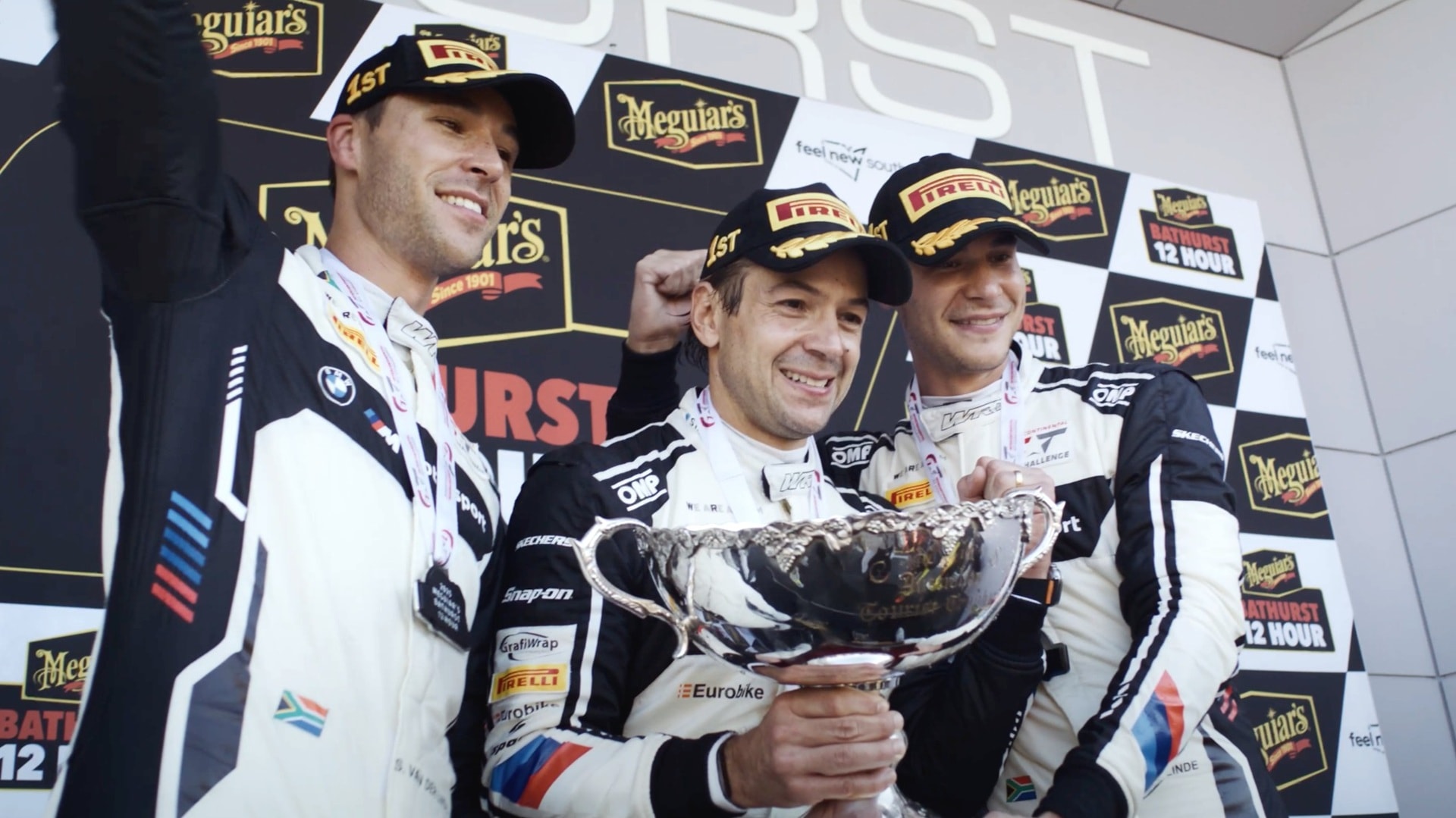 BMW M Werksfahrer Kelvin van der Linde, Sheldon van der Linde und Augusto Farfus auf dem Podium in Bathurst, 2025
