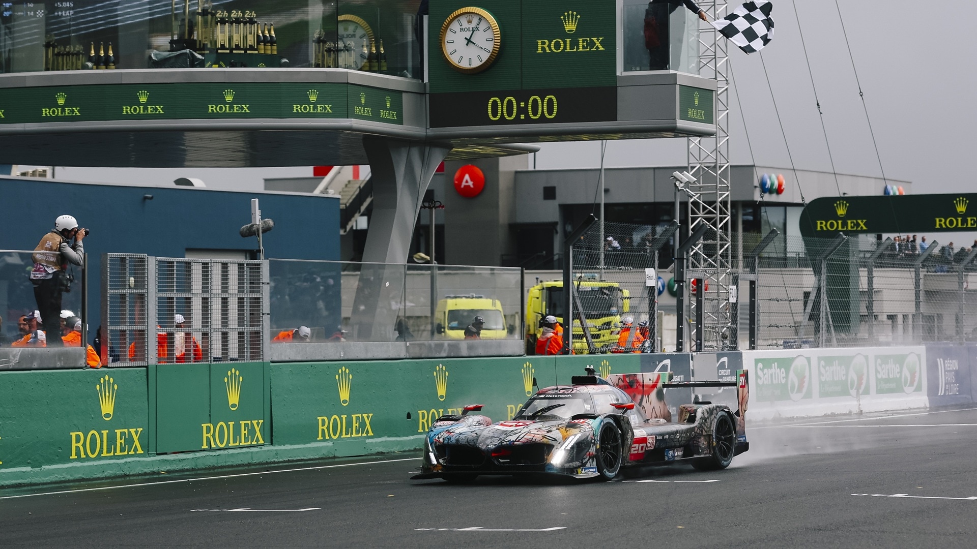 Sheldon van der Lindes #20 BMW M Hybrid V8 Art Car bei den 24 Stunden von Le Mans, 2024