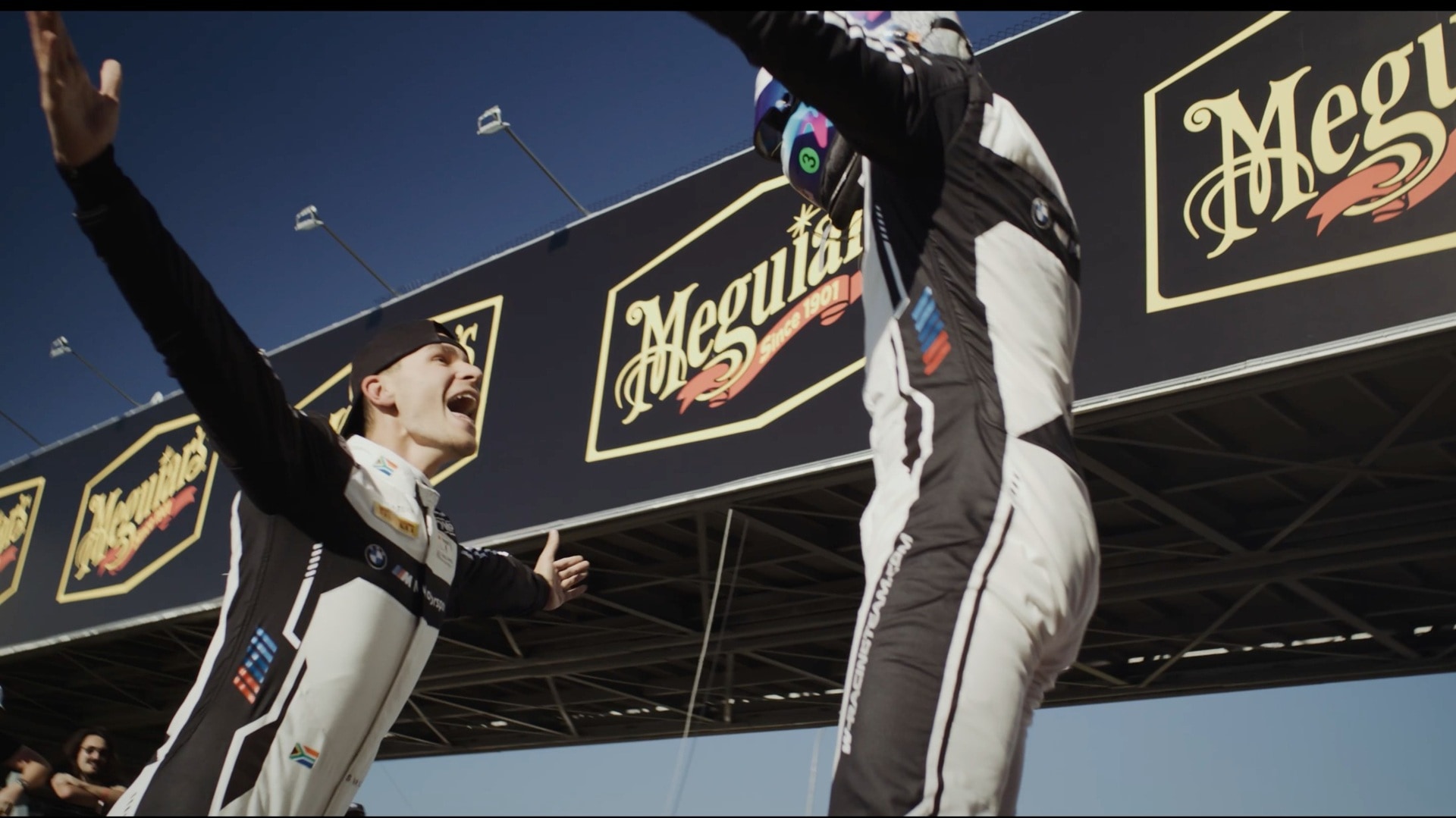 Kelvin und Sheldon van der Linde feiern den Sieg beim Rennen von Bathurst, Australien