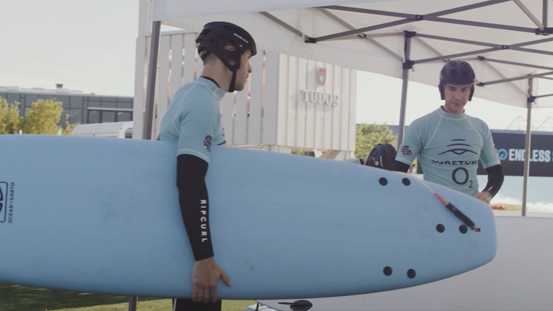 Kelvin und Sheldon van der Linde machen sich mit zwei Boards bereit füs Wellenreiten