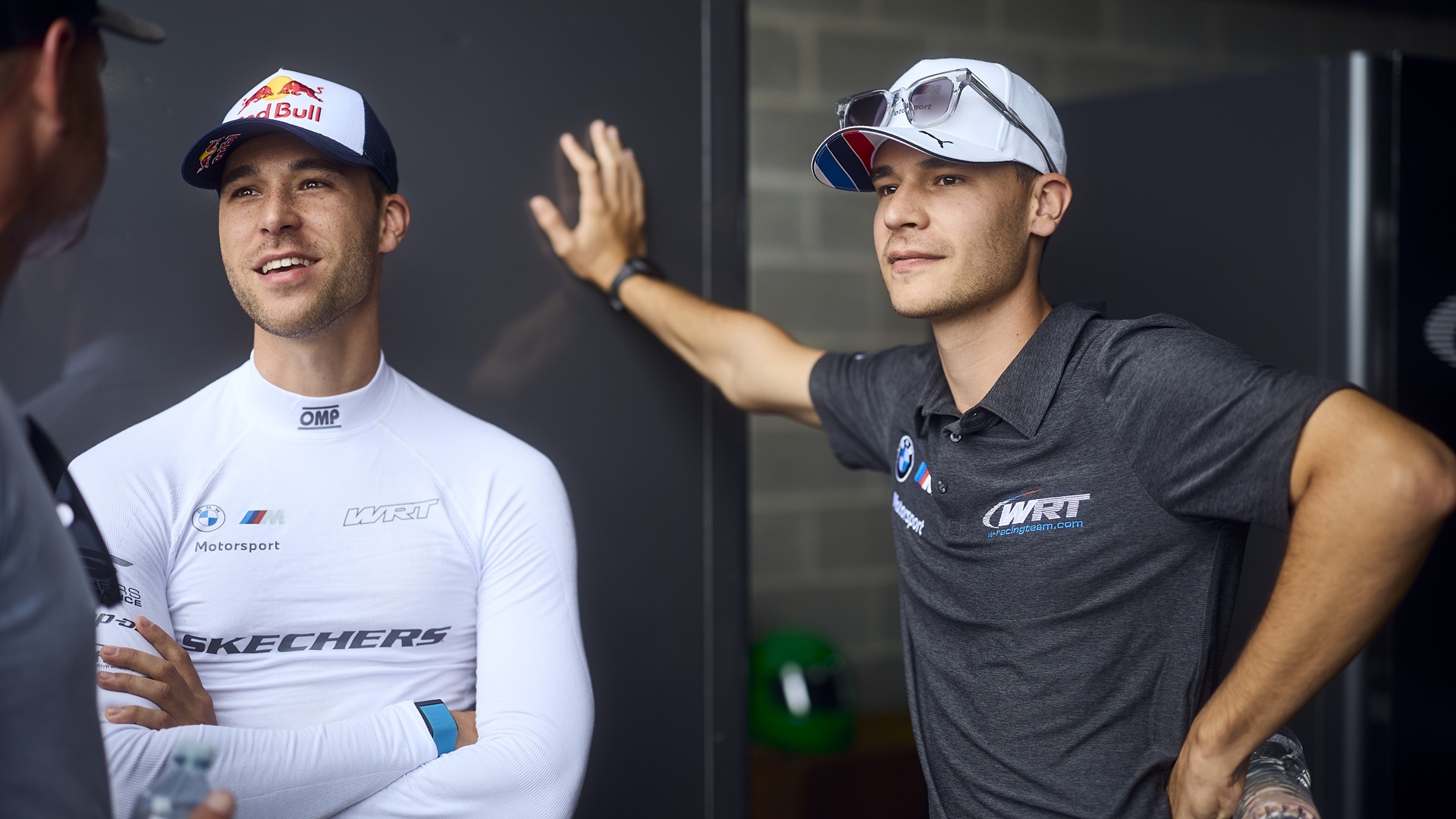 Kelvin und Sheldon van der Linde in der Teamgarage während des Rennens in Bathurst