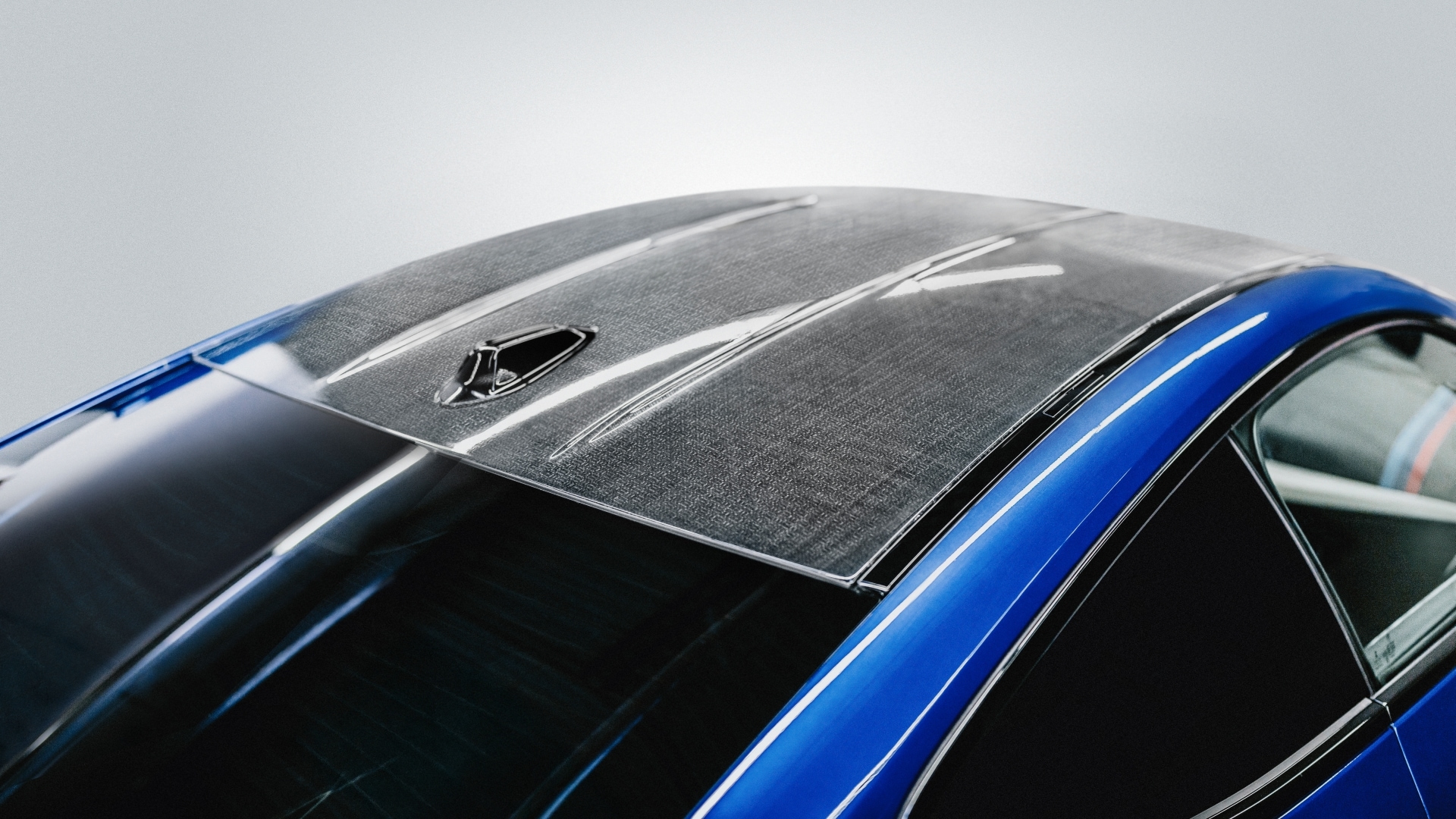 Dach eines BMW M4 aus leichten Naturfaserverbundwerkstoffen