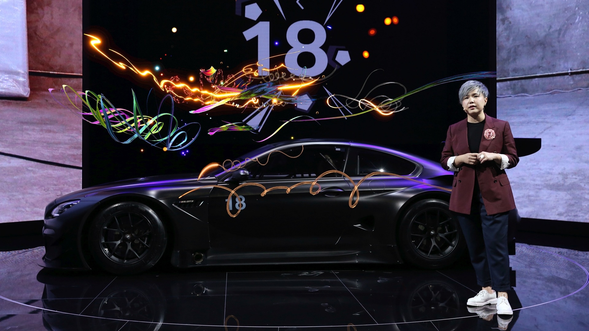 Künstlerin Cao Fei mit dem von ihr designten BMW Art Car #18.