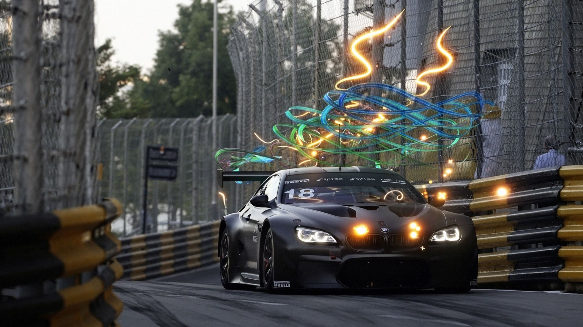 BMW Art Car #18 designed by Cao Fei beim Einsatz auf der Rennstrecke von Macau.