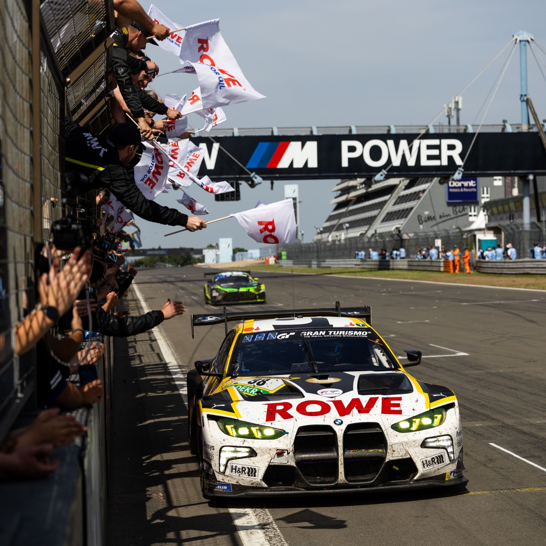 ROWE Racing gewinnt die 24h Nürburgring mit dem BMW M4 GT3 EVO.