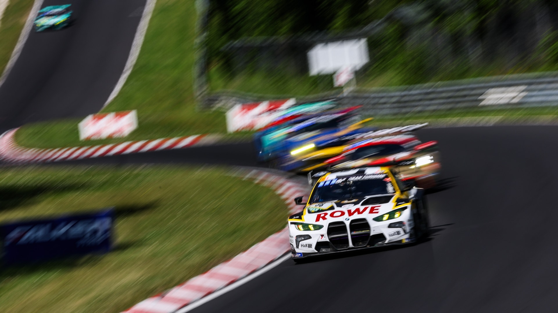 BMW M4 GT3 EVO von Rowe Racing während des 24-Stunden-Rennens auf dem Nürburgring