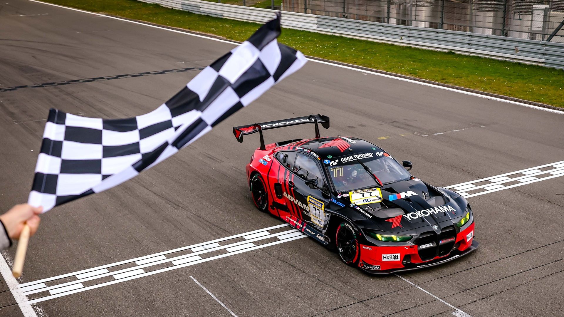 #77 BMW M4 GT3 EVO unter der Zielflagge.