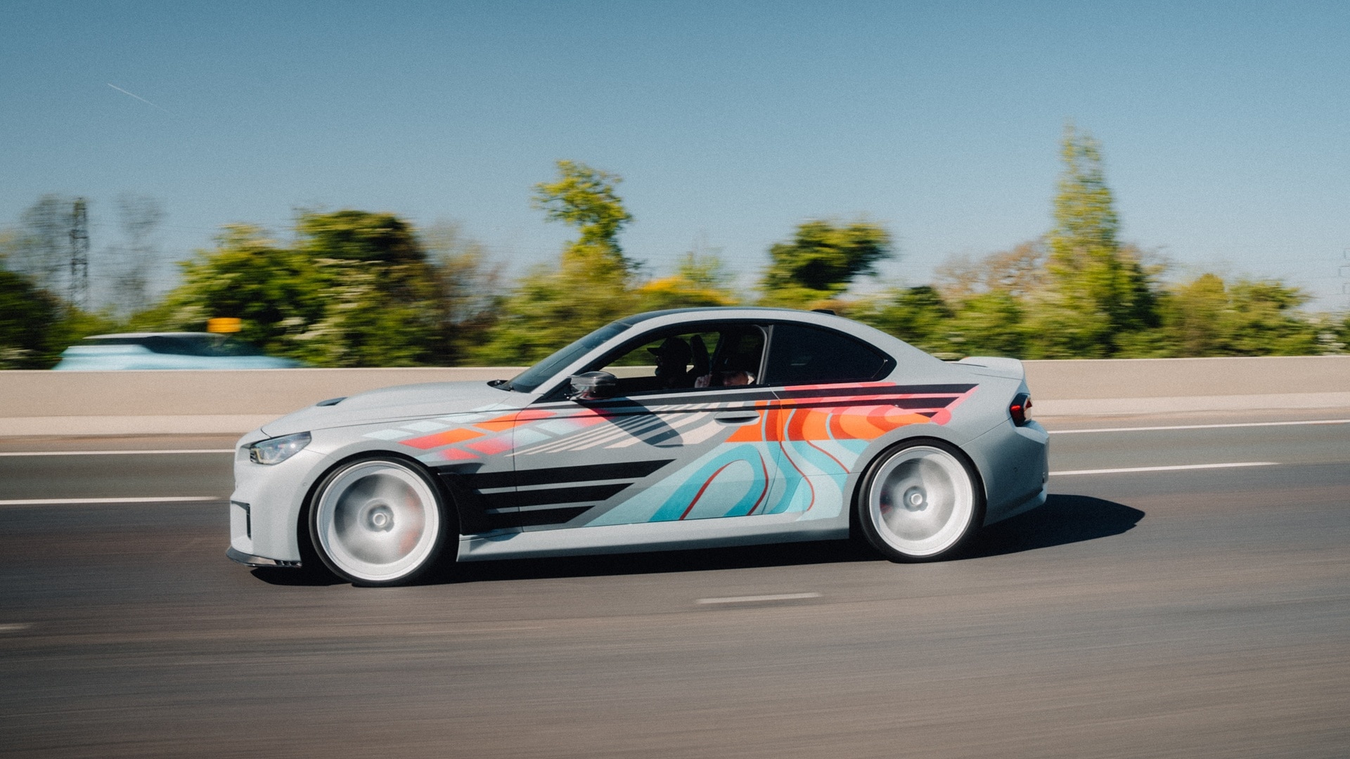 BMW M2 GTS F87 mit Spezial Livery von Künstlerin Rae Roberts