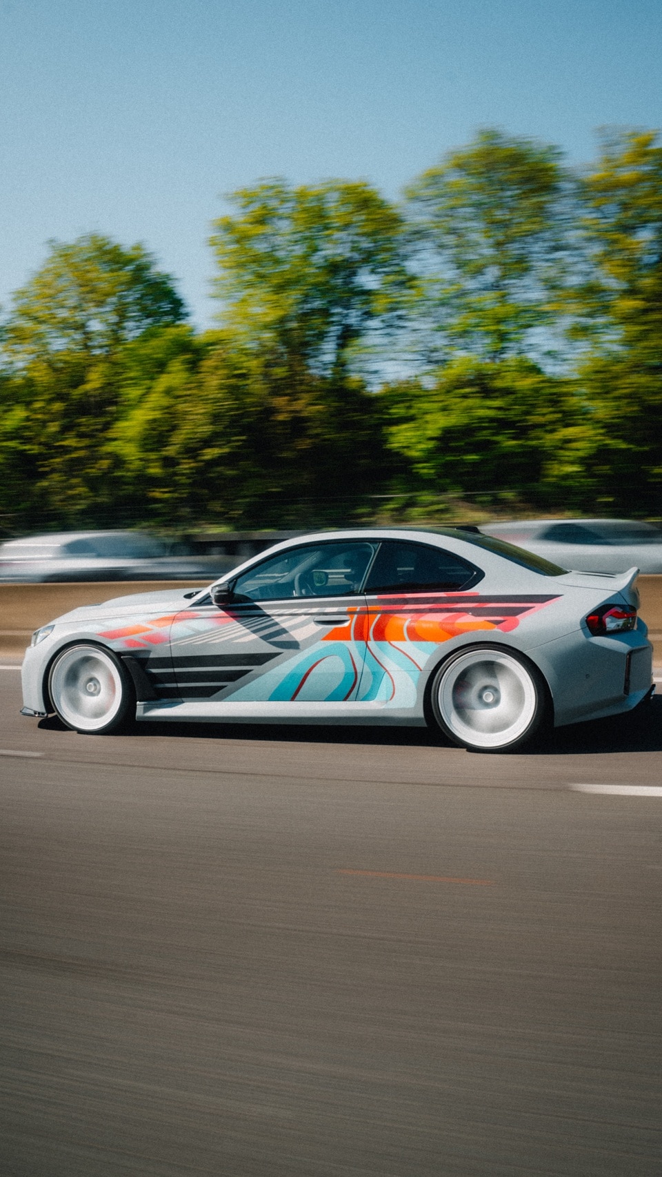 BMW M2 GTS F87 mit Spezial Livery von Künstlerin Rae Roberts