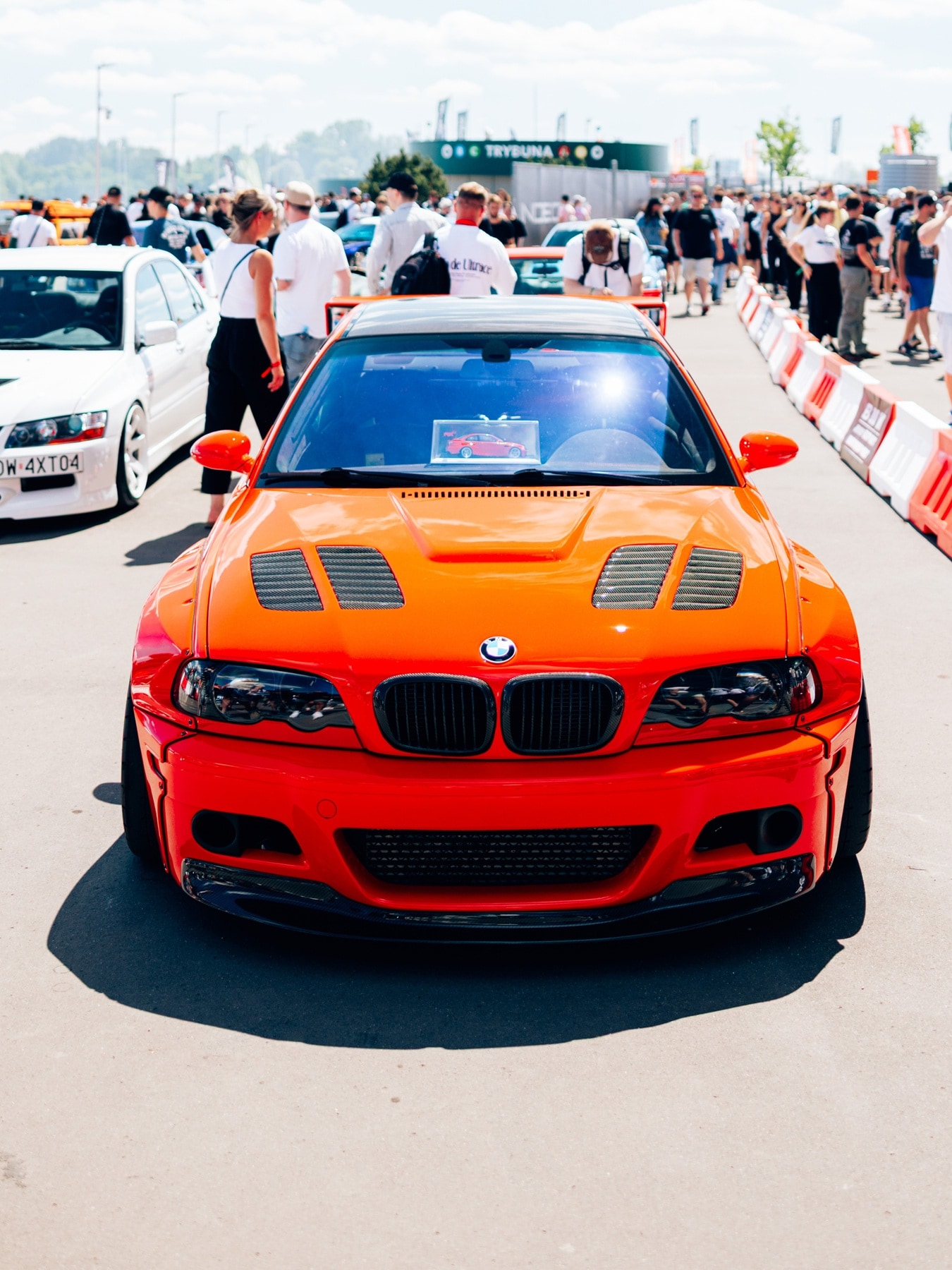 BMW M3 E46 mit Breitbau-Kit und Motorhauben-Entlüftung im GTR-Stil.