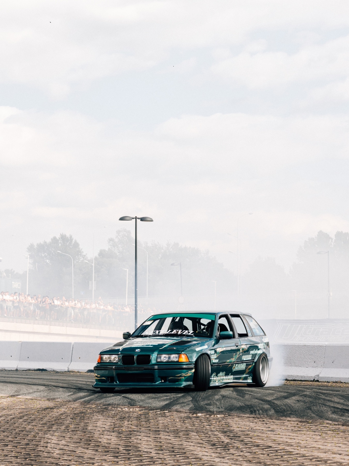 Ein M3 Touring E36 Eigenbau beim Driften auf dem Ultrace. 