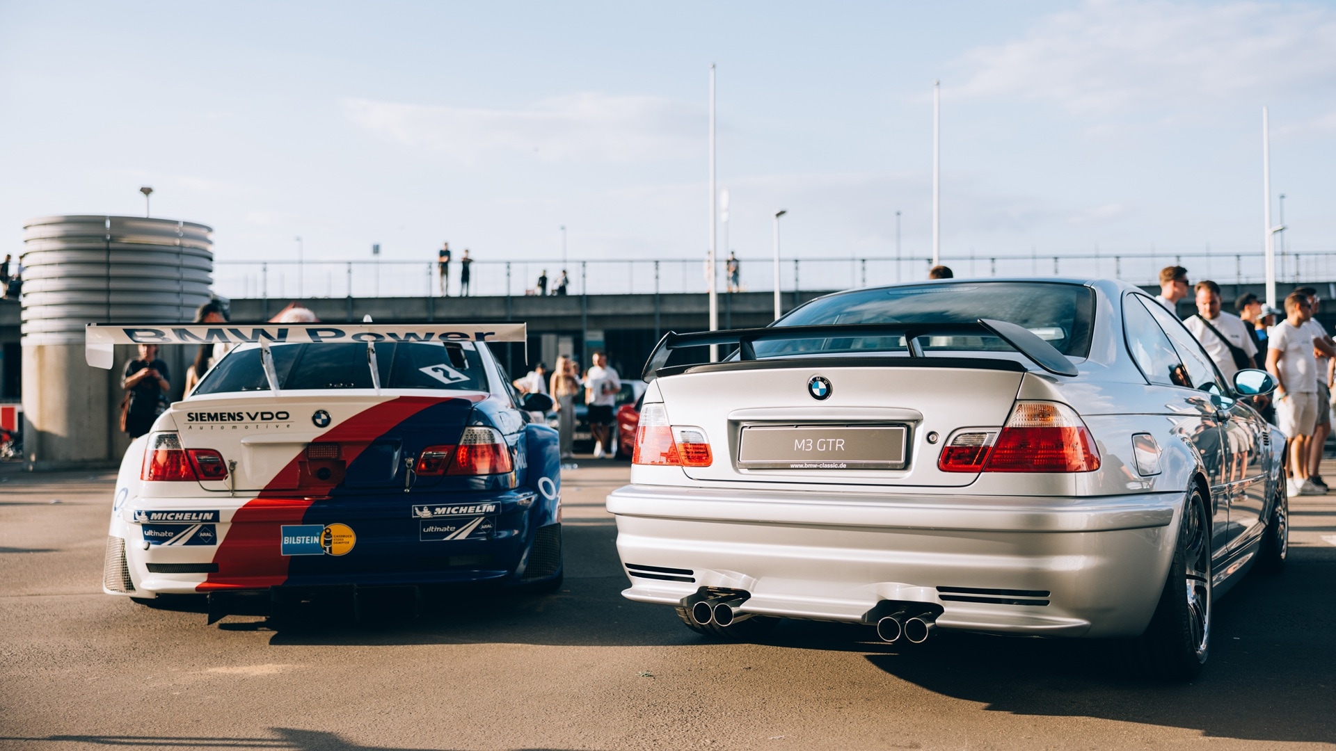 2 BMW M3 GTR, eine Straßenversion und eine Rennversion.