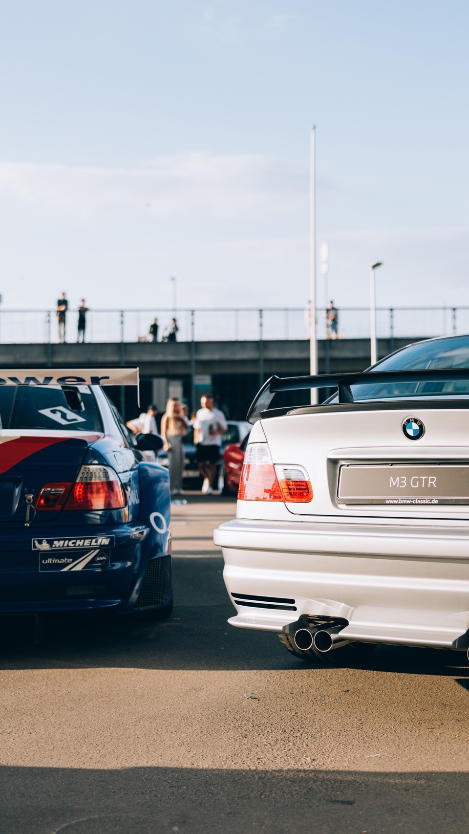 2 BMW M3 GTR, eine Straßenversion und eine Rennversion.