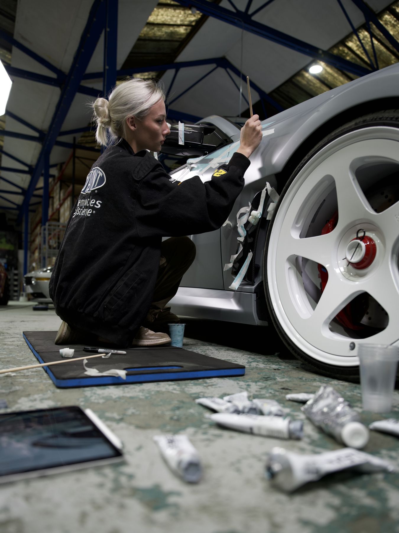 Rae Roberts bemalt M2 mit Pinsel. 