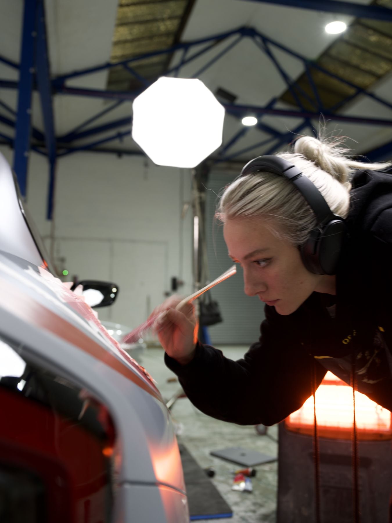 Rae Roberts bemalt M2 mit Pinsel. 