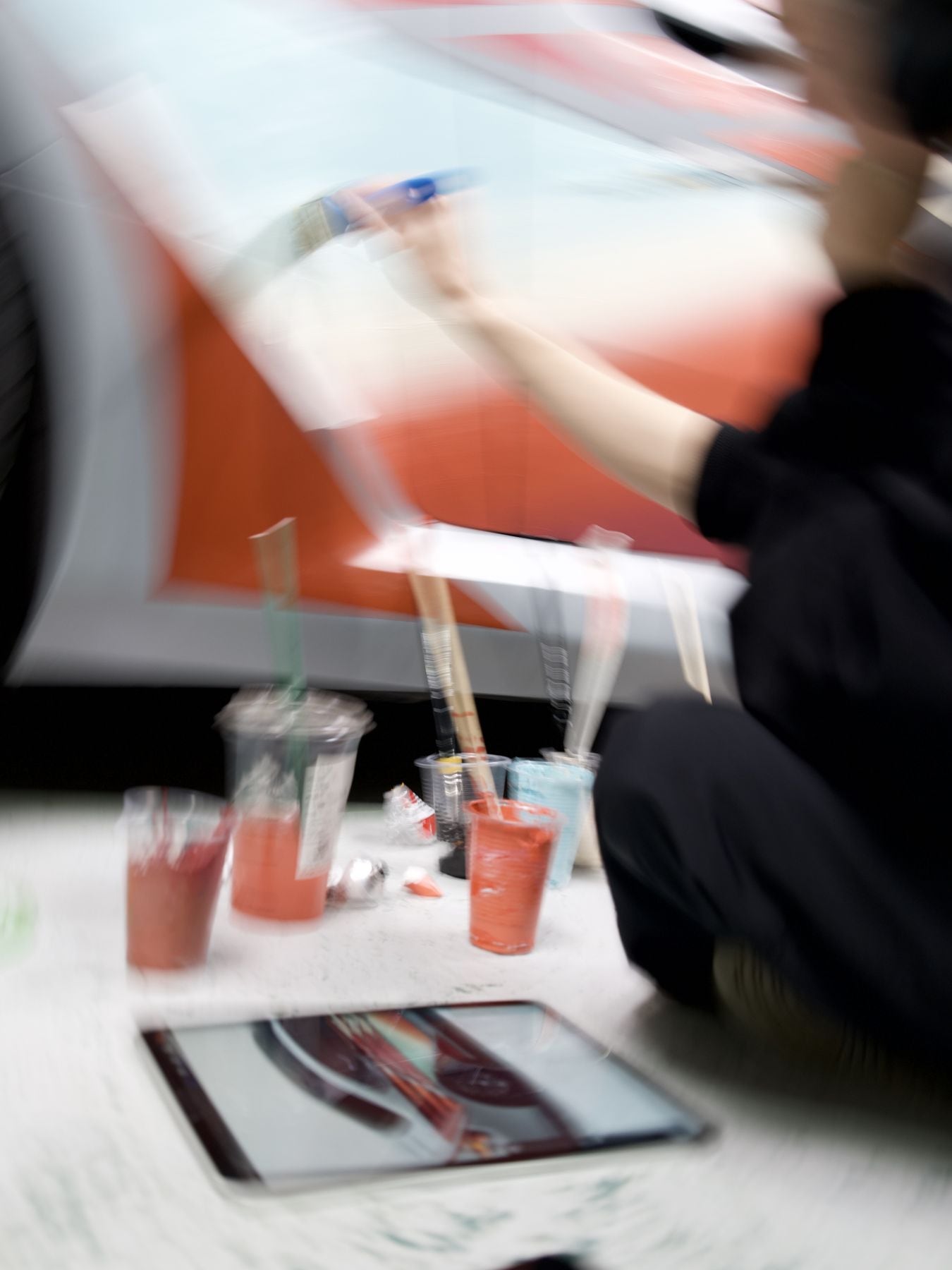 Rae Roberts bemalt M2 mit Pinsel. 