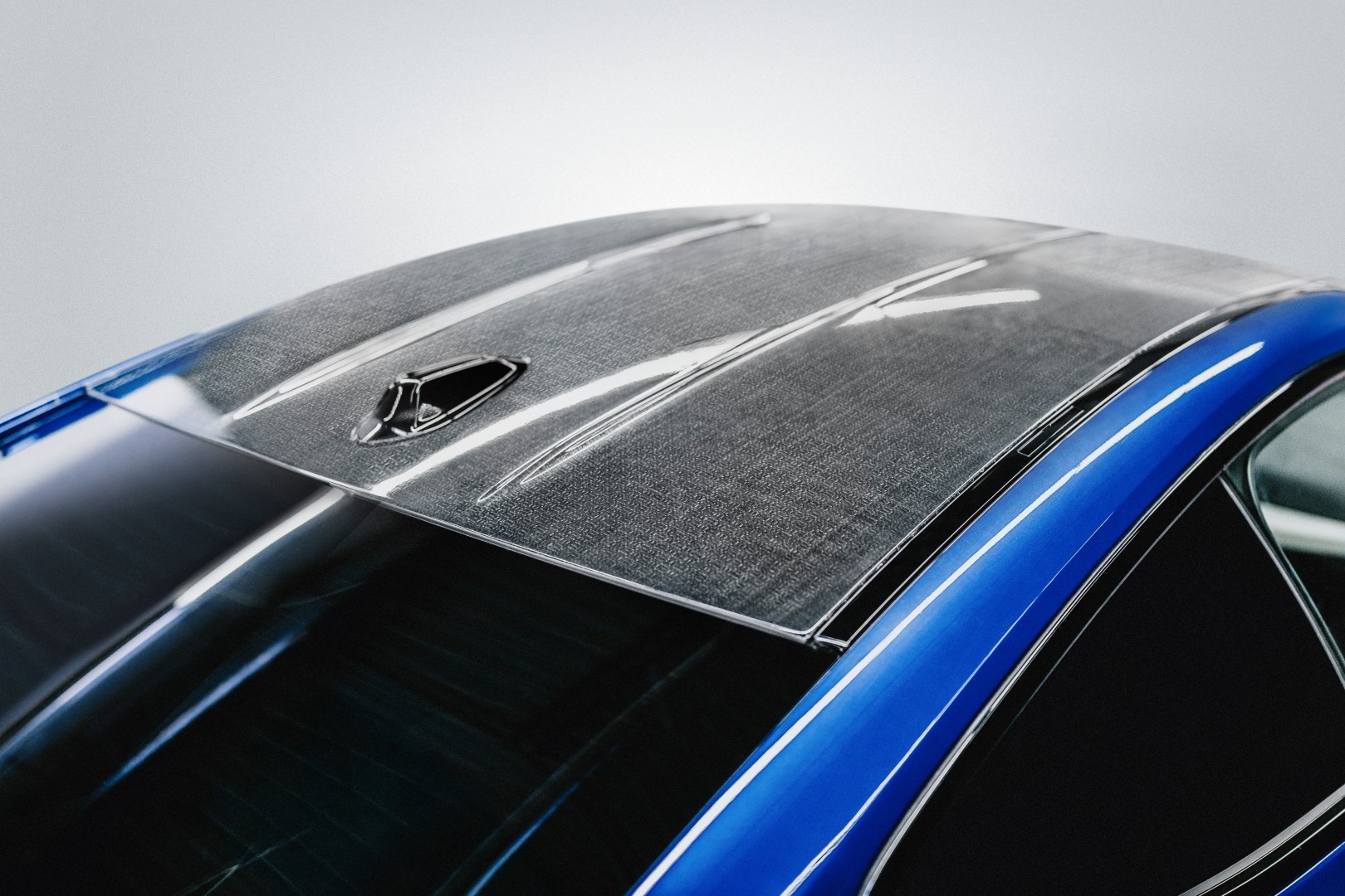 Dach eines BMW M4 aus leichten Naturfaserverbundwerkstoffen.