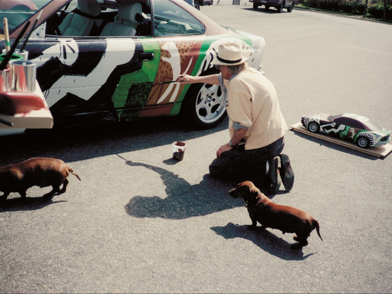 David Hockney paints a BMW 850 CSi, the Art Car #14. 