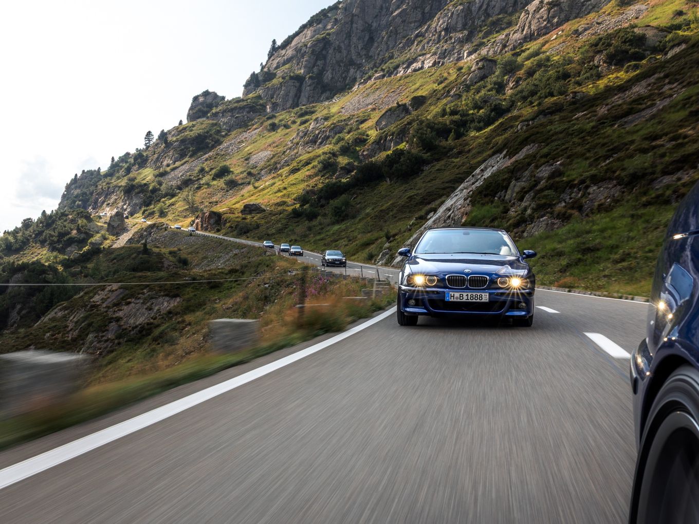 BMW M5 E39 fährt auf einer Bergstraße. 