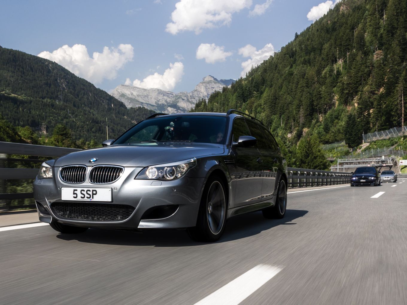 Ein BMW M5 Touring E61 fährt auf der Autobahn. 