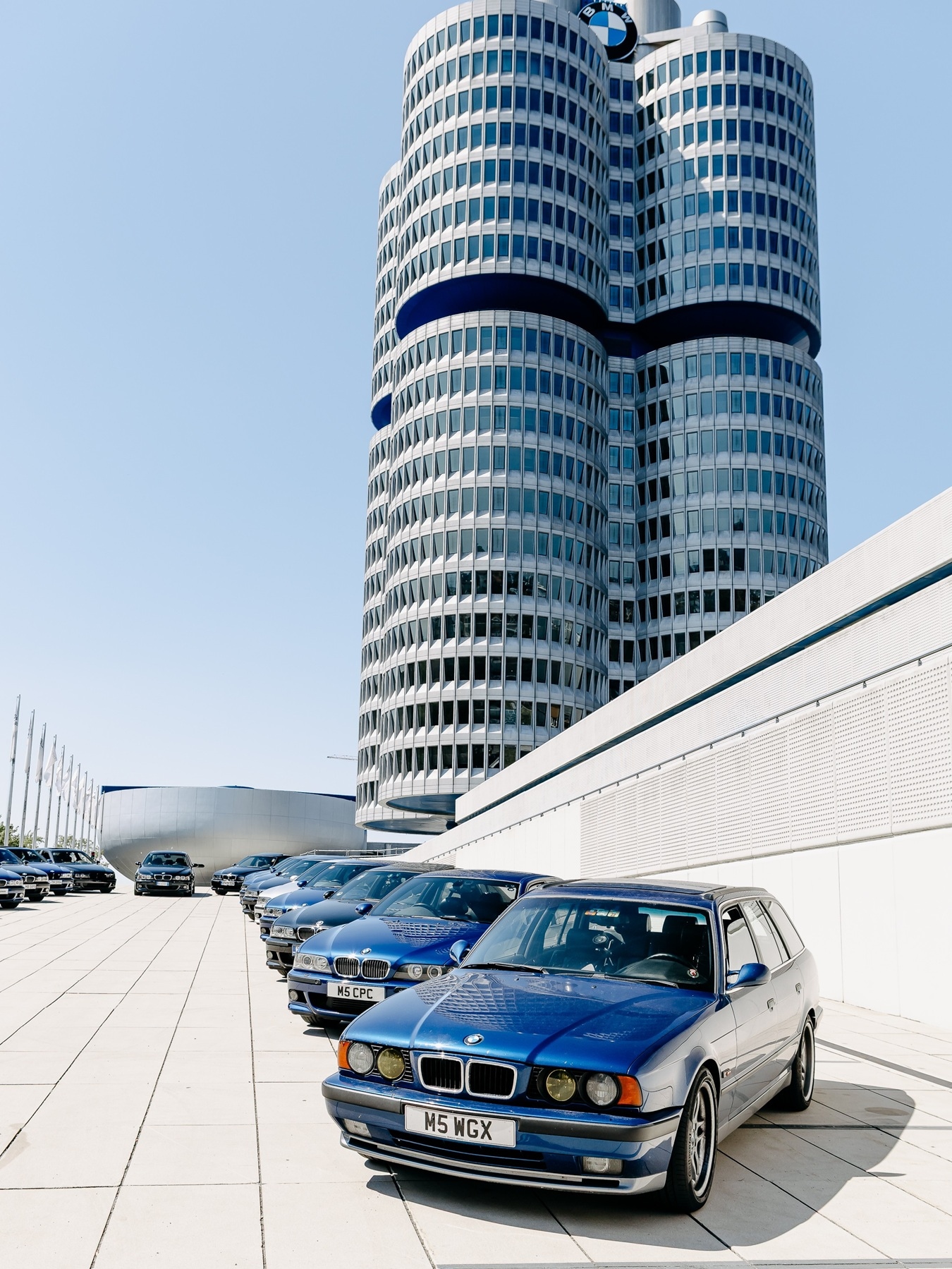 BMW M5 Parade am Fuße des BMW Vierzylinders.