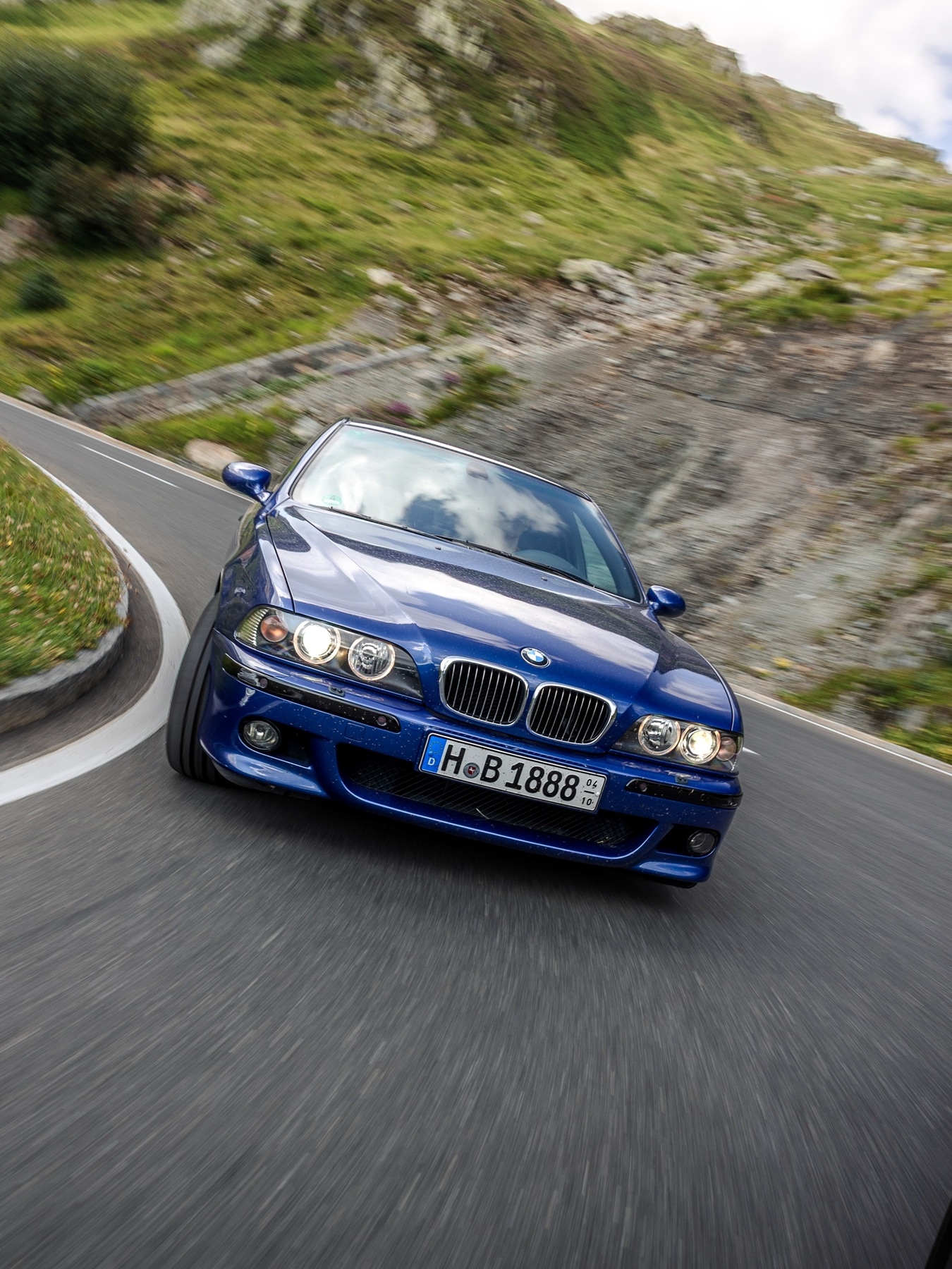 Der BMW M5 E39 fährt auf einer Gebirgsstraße. 