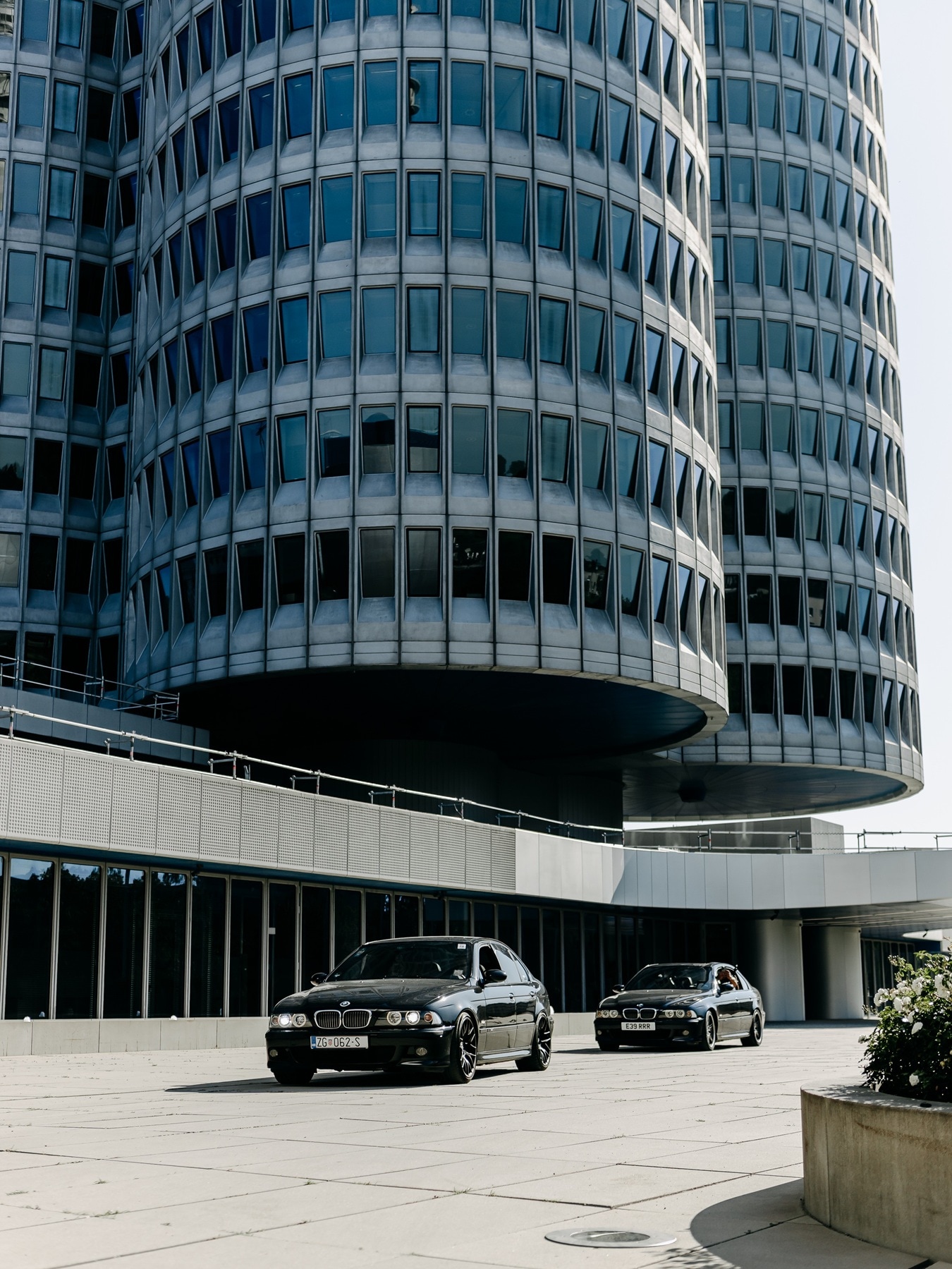 Zwei BMW M5 E39 am Haupteingang der BMW Zentrale.