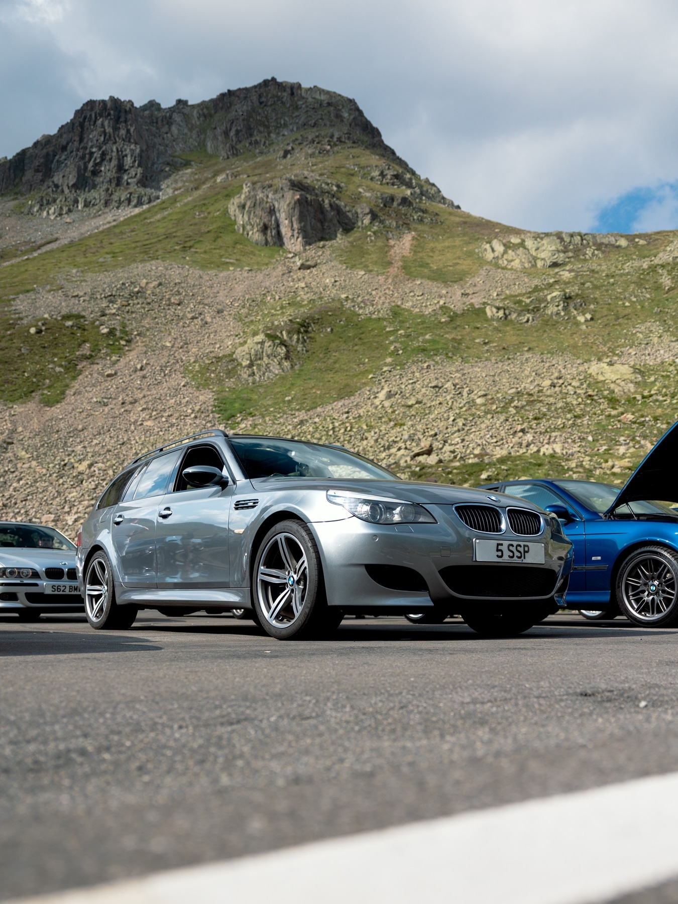 Der BMW M5 Touring E61 parkt an einem Rastpunkt in den Alpen.