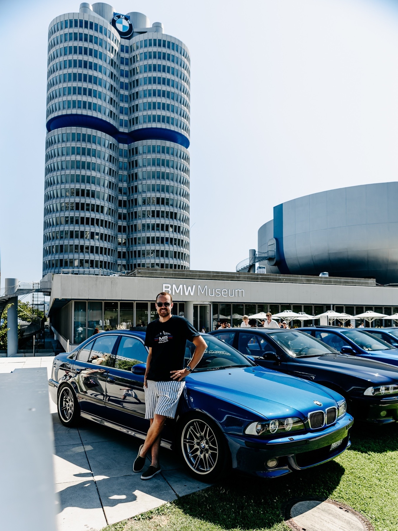 Bruno Ternay, der Organisator der alpinen Tour mit seinem BMW M5 E39 vor dem BMW Museum in München. 