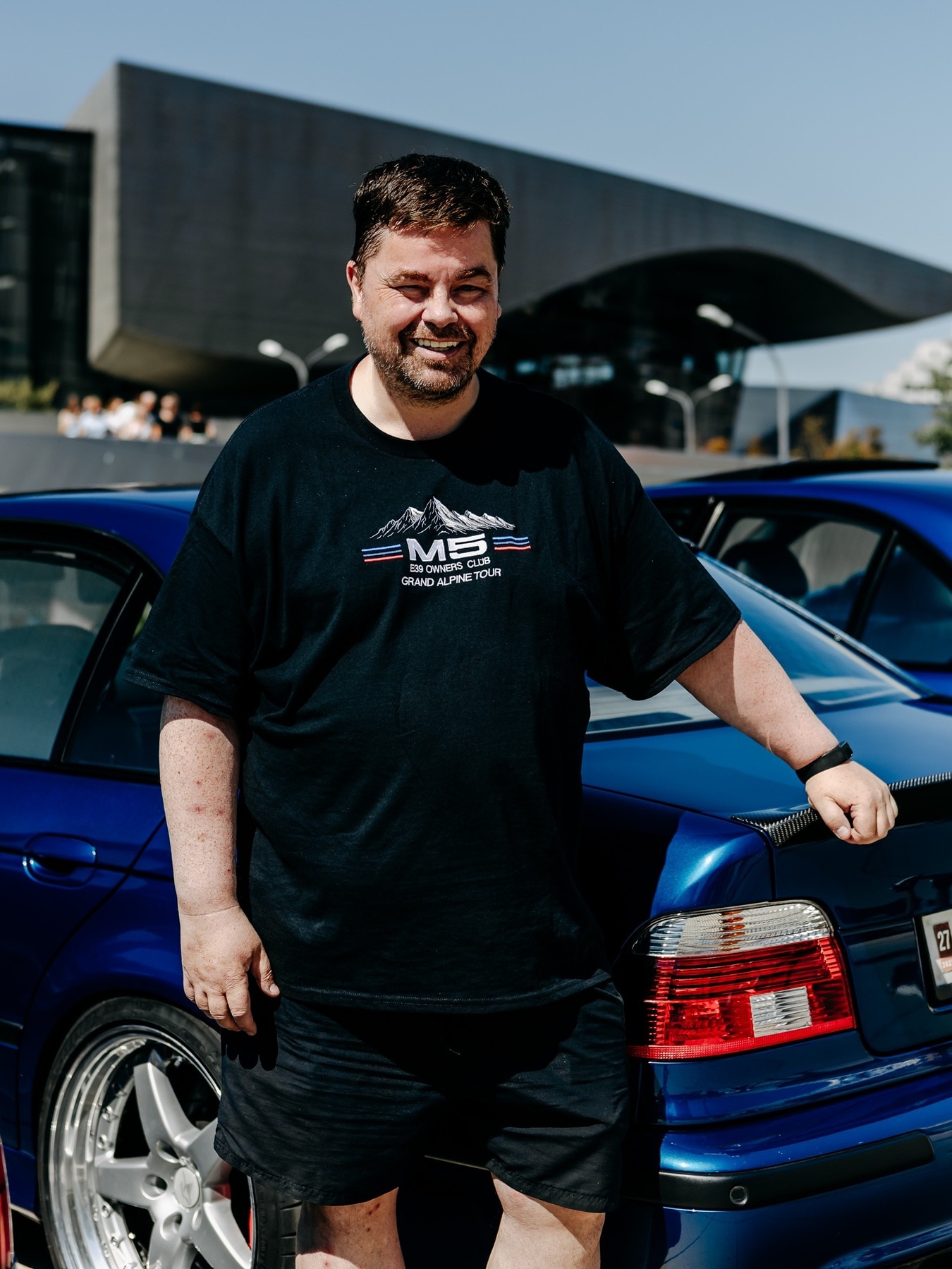 Thordur Magnusson steht mit seinem BMW M5 E39, Baujahr 1999, mit dem er ganz aus Island angereist ist, vor der BMW Welt in München. 