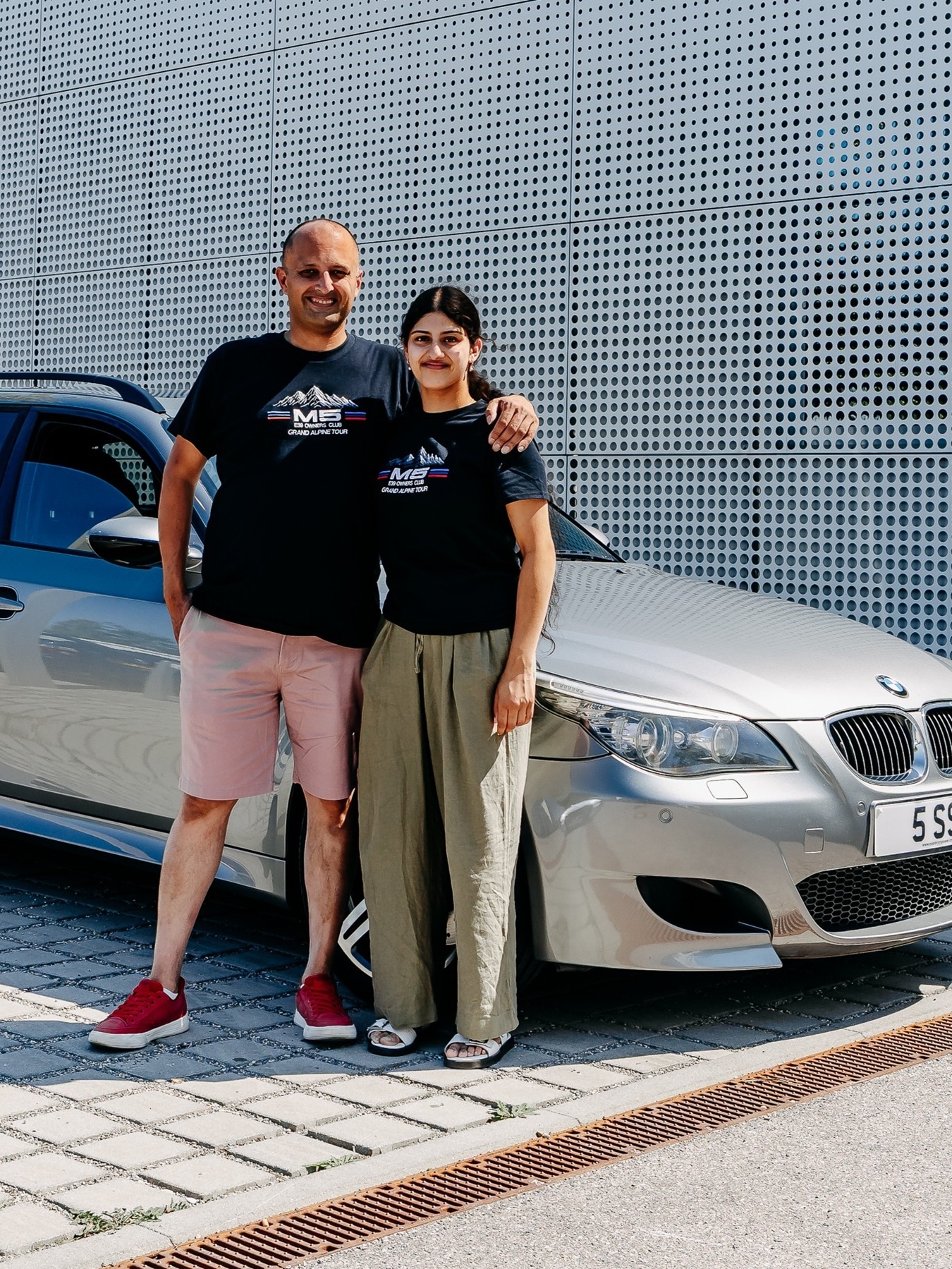 Die BMW M-Besitzer Tenny und Parveen mit ihrem BMW M5 Touring E61. 