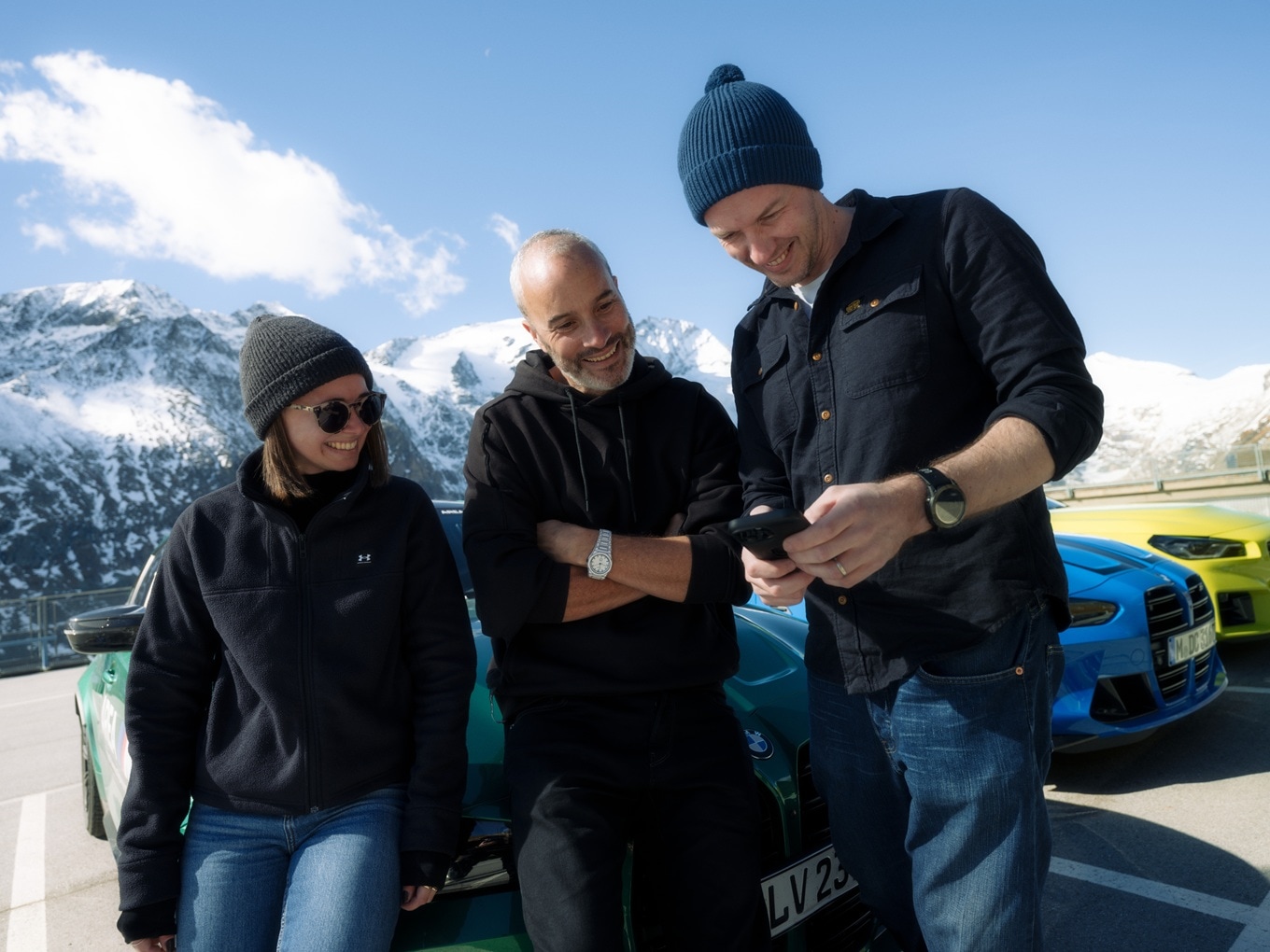 Joe Achilles mit Freunden während eines Zwischenstopps auf ihrer AREA M Custom Tour.