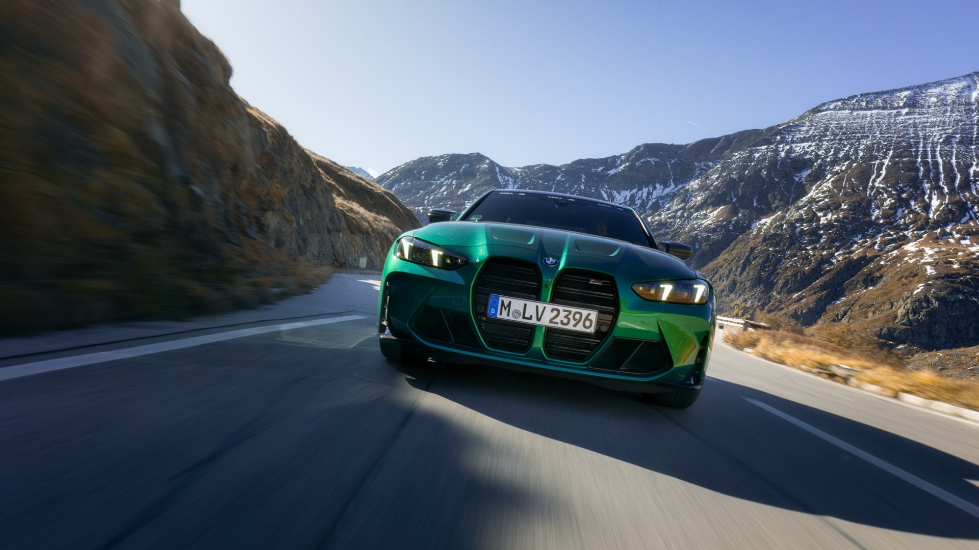 Eine BMW M3 Limousine fährt auf einem Gebirgspass.