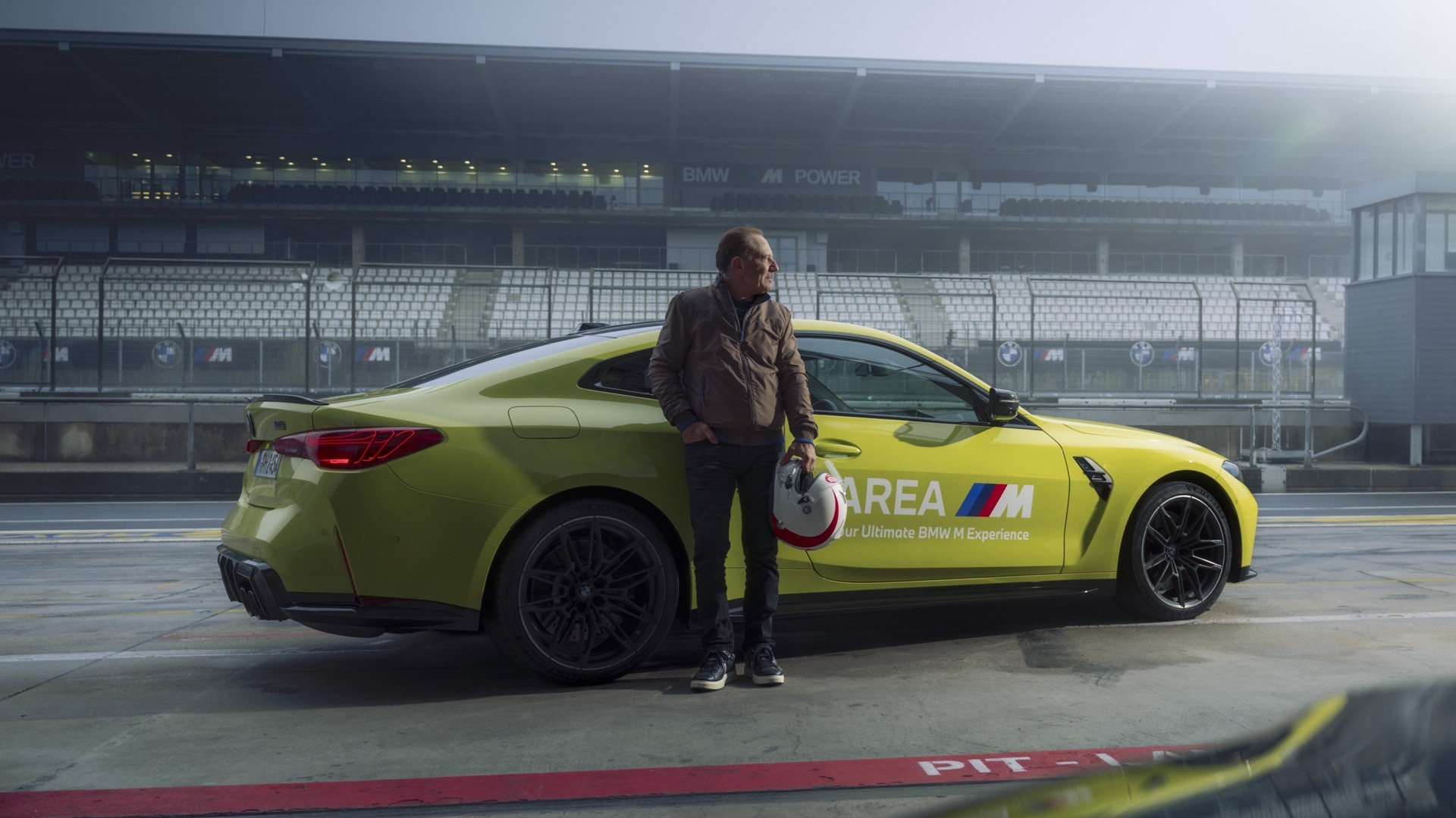 Johnny Cecotto lehnt an einen BMW M4 Competition Coupé.