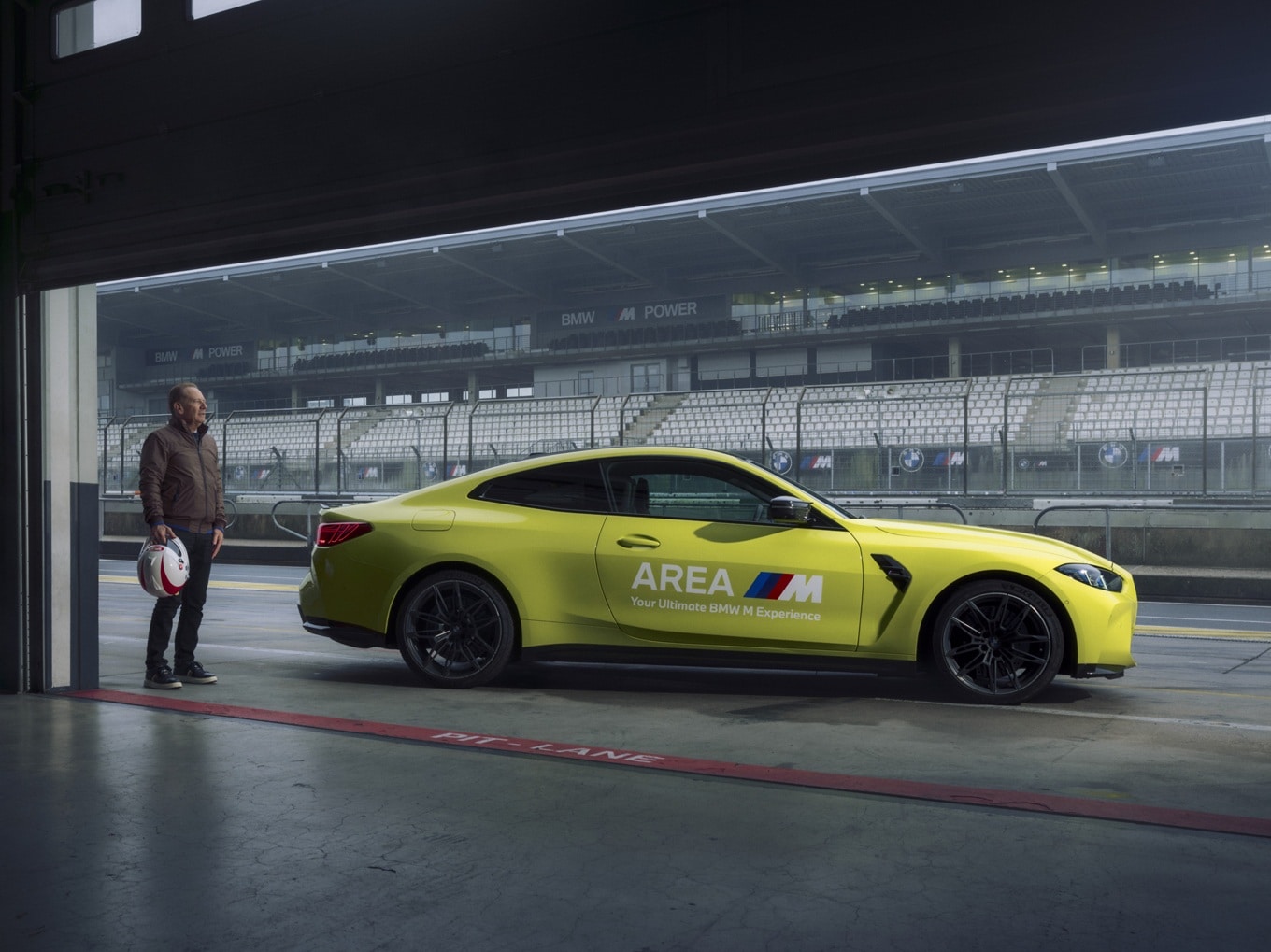 Johnny Cecotto next to a BMW M4 Competition Coupé.
