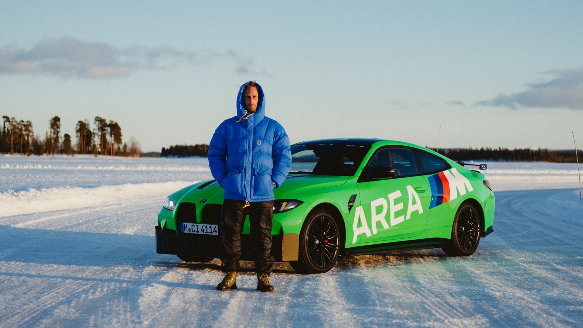 Extremsurfer Freddie Meadows auf einem zugefrorenen See im winterlichen Schweden mit einem BMW M4 "Ice Racer". 