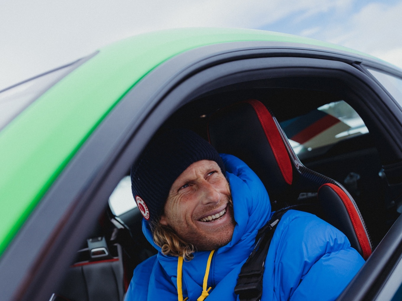 Extremsurfer Freddie Meadows, sitzend, in einem BMW M4.