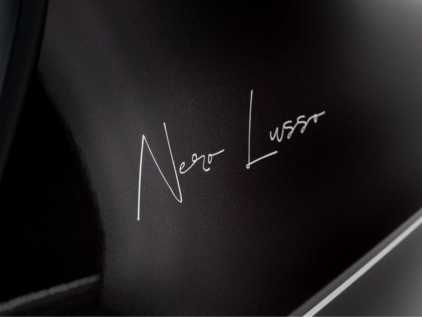 Der Schriftzug „Nero Lusso“ auf der C-Säule. 