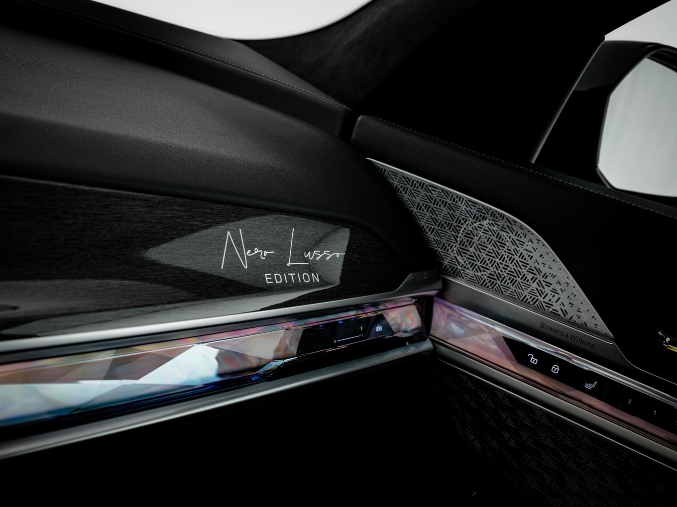 Handschuhfach des BMW 7er Nero Lusso Edition mit Nero Lusso Logo. 