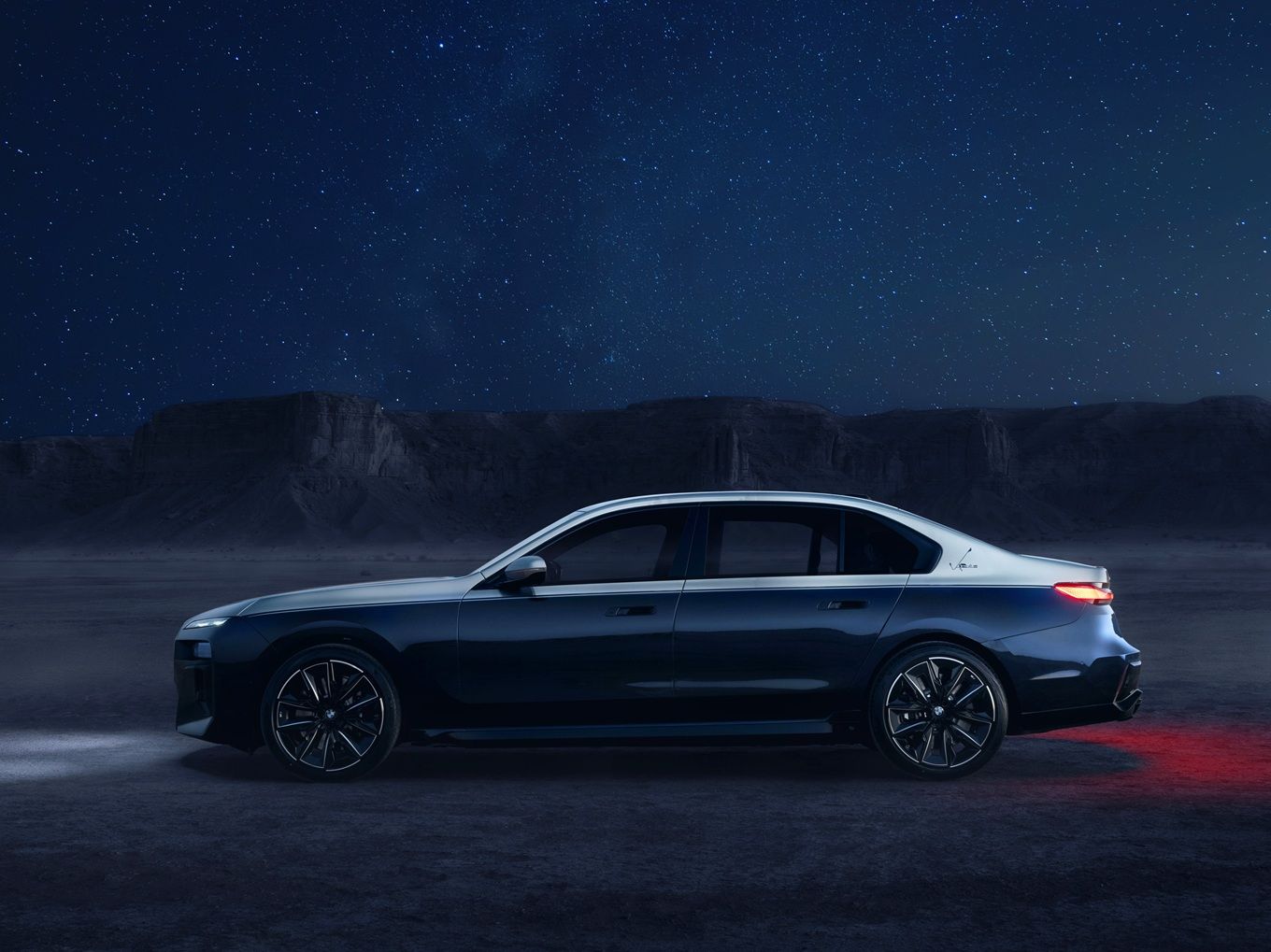 BMW 7er Suhail Edition in two-tone BMW Individual paint finish in Oxid Grey metallic and Night Blue metallic.