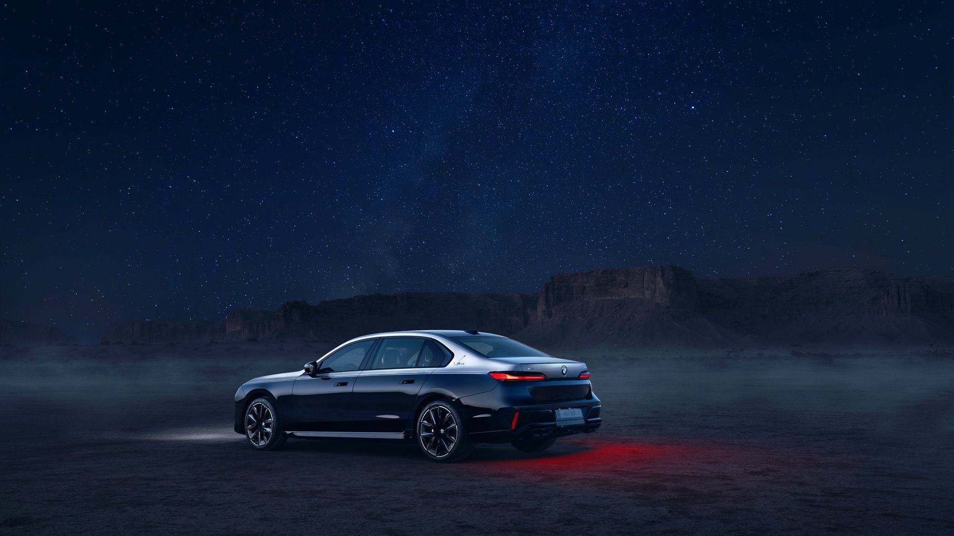 BMW 7er Suhail Edition nachts in der Wüste.