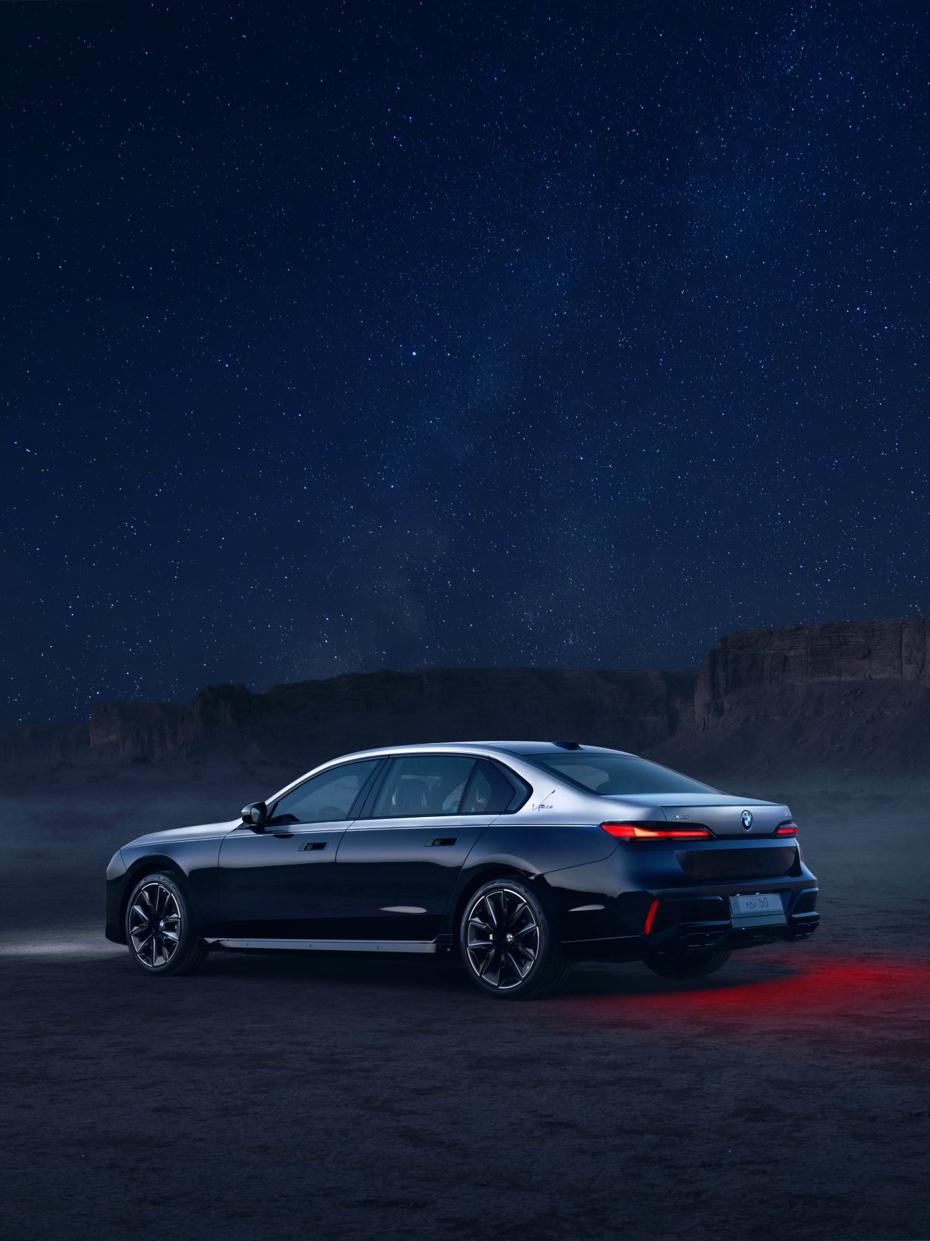 BMW 7er Suhail Edition nachts in der Wüste.