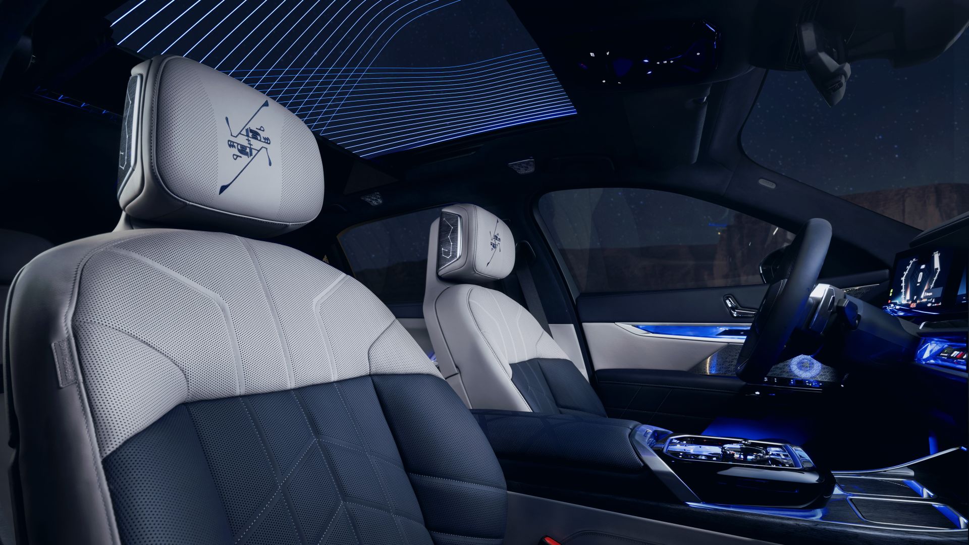 Cockpit featuring two-tone upholstery in BMW Individual Merino leather in BMW Individual Taupe Grey/Night Blue.