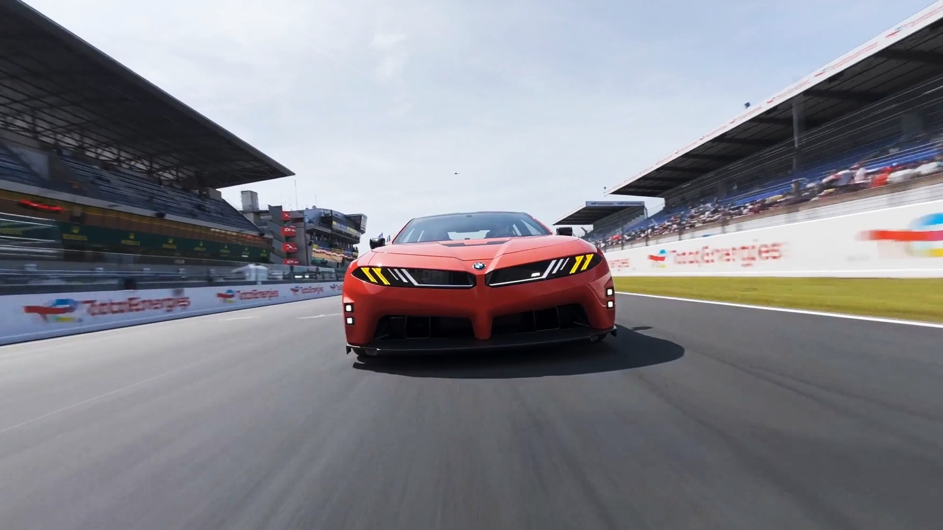 BMW M Concept Neue Klasse auf der Start-Ziel-Geraden in Le Mans.